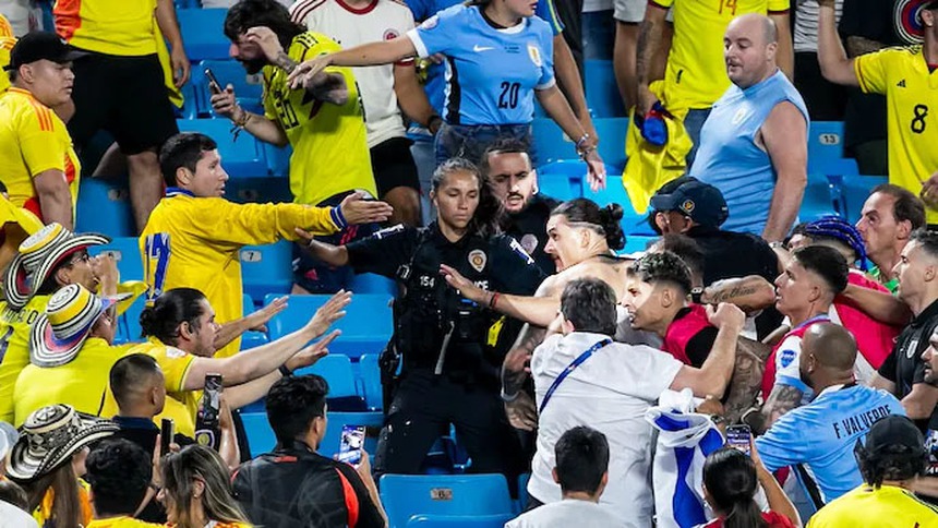 Bị CĐV Colombia sỉ nhục, Darwin Nunez phi thẳng lên khán đài để 'so tài võ thuật' - Ảnh 1. Darwin Nunez