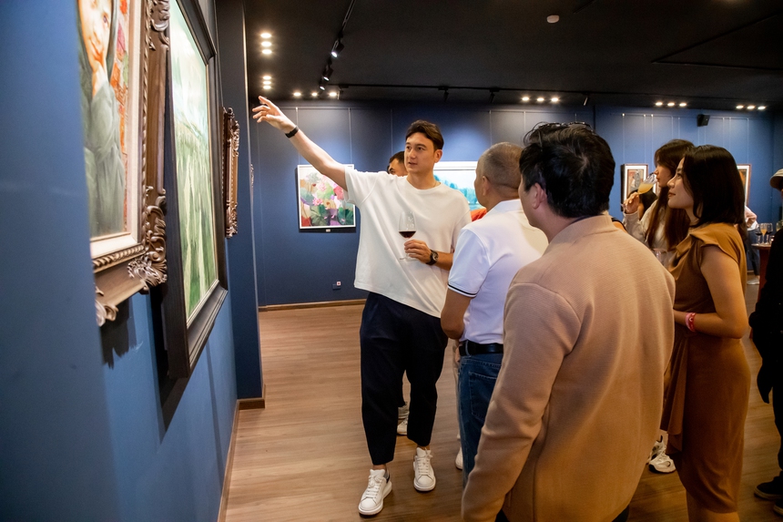 Thủ môn Đặng Văn Lâm tham quan triển lãm tranh khi đi nghỉ cùng gia đình ở Đà Lạt sau đám cưới - Ảnh 3.