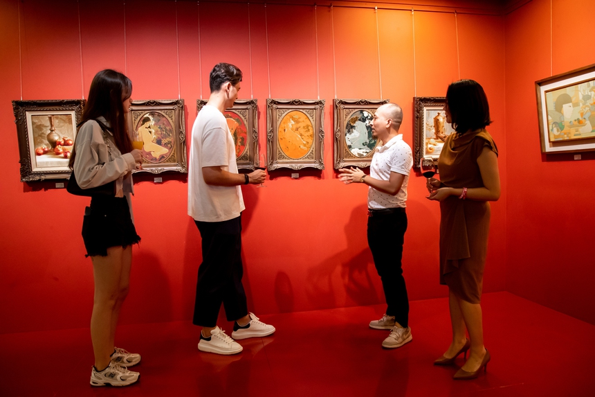 Thủ môn Đặng Văn Lâm tham quan triển lãm tranh khi đi nghỉ cùng gia đình ở Đà Lạt sau đám cưới - Ảnh 4.