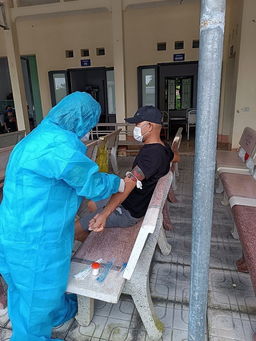 Người tiếp xúc với bệnh nhân bạch hầu cần uống thuốc kháng sinh dự phòng - Ảnh 2. Người tiếp xúc với bệnh nhân bạch hầu cần uống thuốc kháng sinh dự phòng - Ảnh 2.