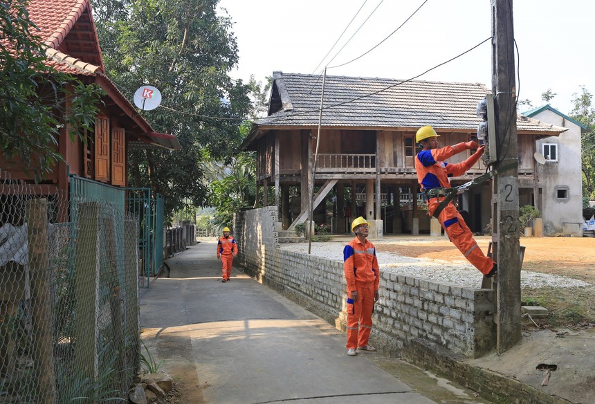 Dự báo nắng nóng gay gắt, EVN nỗ lực cung ứng điện - Ảnh 2.