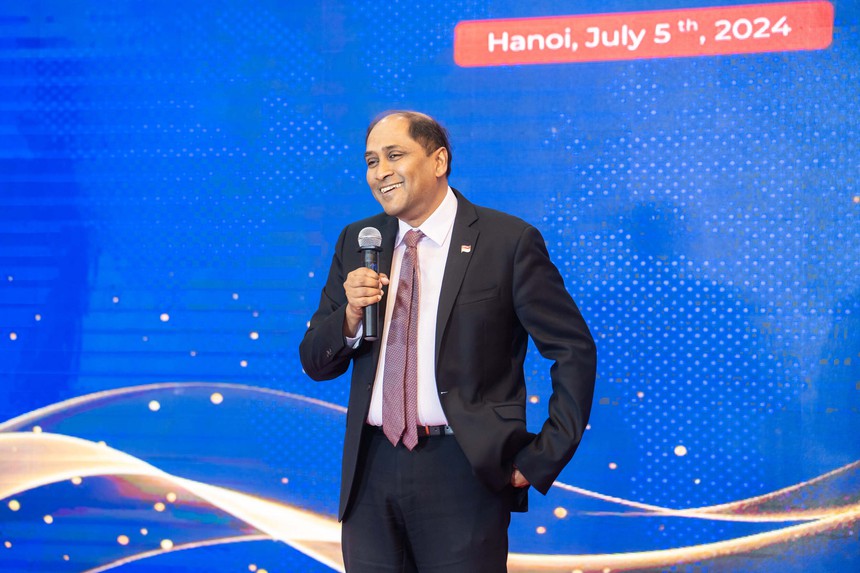 Vingroup trao hơn 640 tỷ đồng Học bổng Khoa học Công nghệ trong 6 năm - Ảnh 4. Vingroup trao hơn 640 tỷ đồng Học bổng Khoa học Công nghệ trong 6 năm - Ảnh 4.