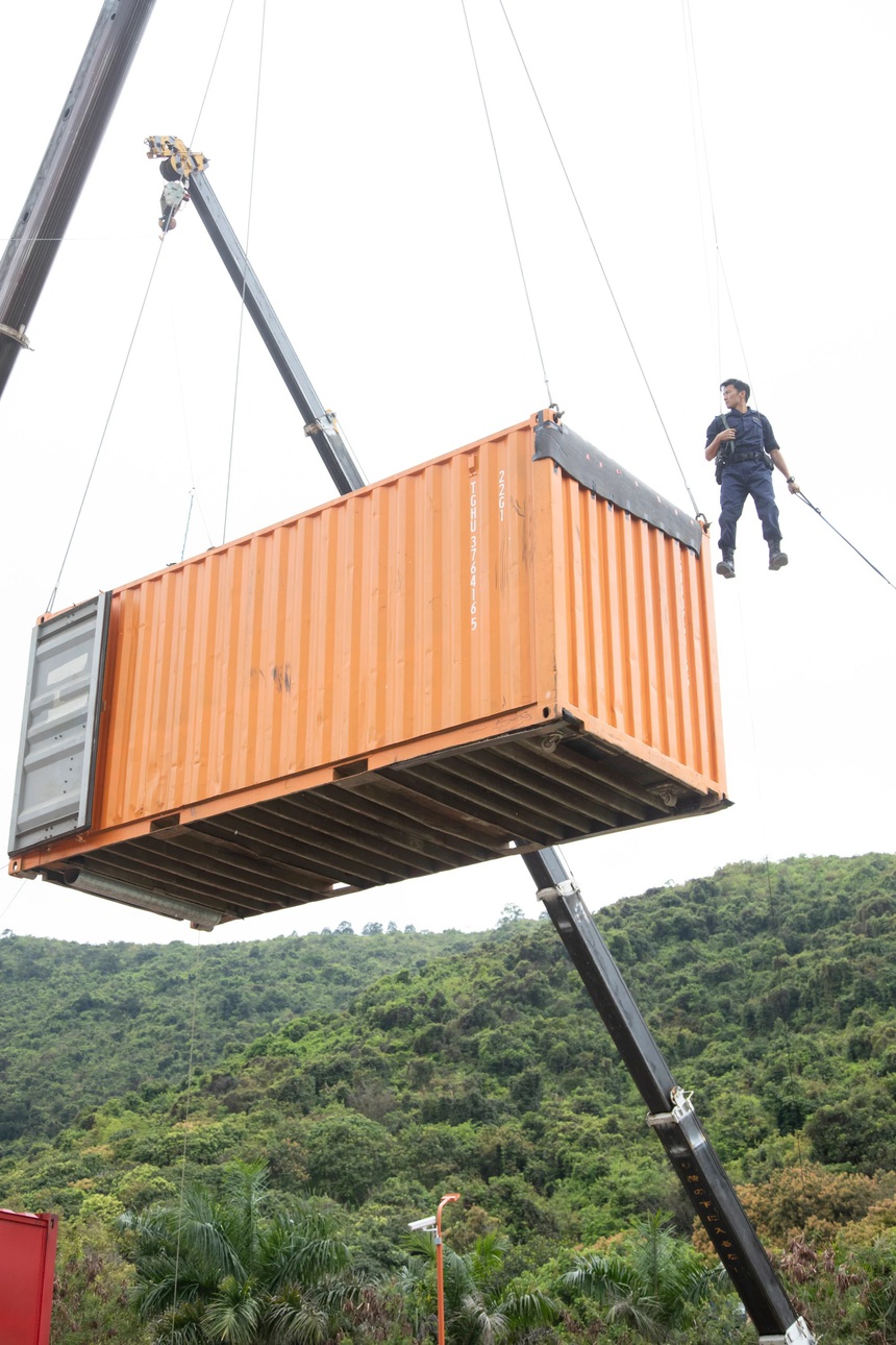 (Bài đăng Chủ nhật) Tạ Đình Phong bất chấp nguy hiểm, đưa "Custom Frontline" thành phim hành động thực sự - Ảnh 2.