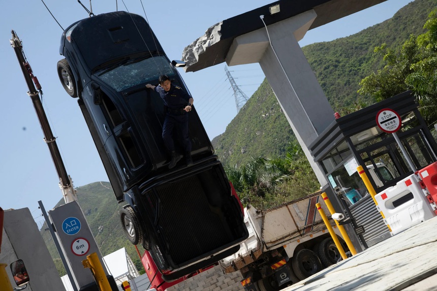 (Bài đăng Chủ nhật) Tạ Đình Phong bất chấp nguy hiểm, đưa "Custom Frontline" thành phim hành động thực sự - Ảnh 7.