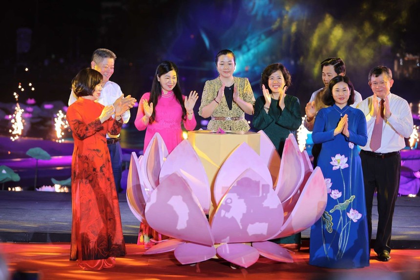 Khai mạc Lễ hội Sen Hà Nội và giới thiệu sản phẩm OCOP gắn với văn hóa các tỉnh miền núi phía Bắc năm 2024 - Ảnh 2. Khai mạc Lễ hội Sen Hà Nội và giới thiệu sản phẩm OCOP gắn với văn hóa các tỉnh miền núi phía Bắc năm 2024 - Ảnh 2.