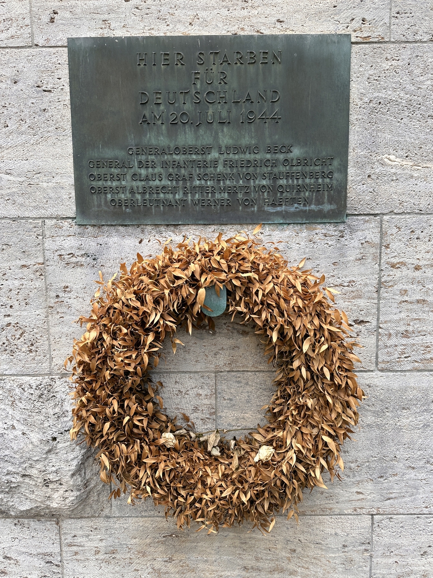 EURO trên từng cây số: Chiều tháng Bảy buồn ở Bendlerblock - Ảnh 2. EURO trên từng cây số: Chiều tháng Bảy buồn ở Bendlerblock - Ảnh 2.