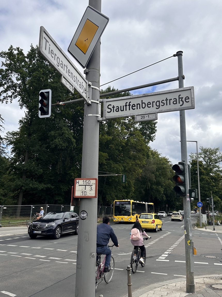 EURO trên từng cây số: Chiều tháng Bảy buồn ở Bendlerblock - Ảnh 3. EURO trên từng cây số: Chiều tháng Bảy buồn ở Bendlerblock - Ảnh 3.