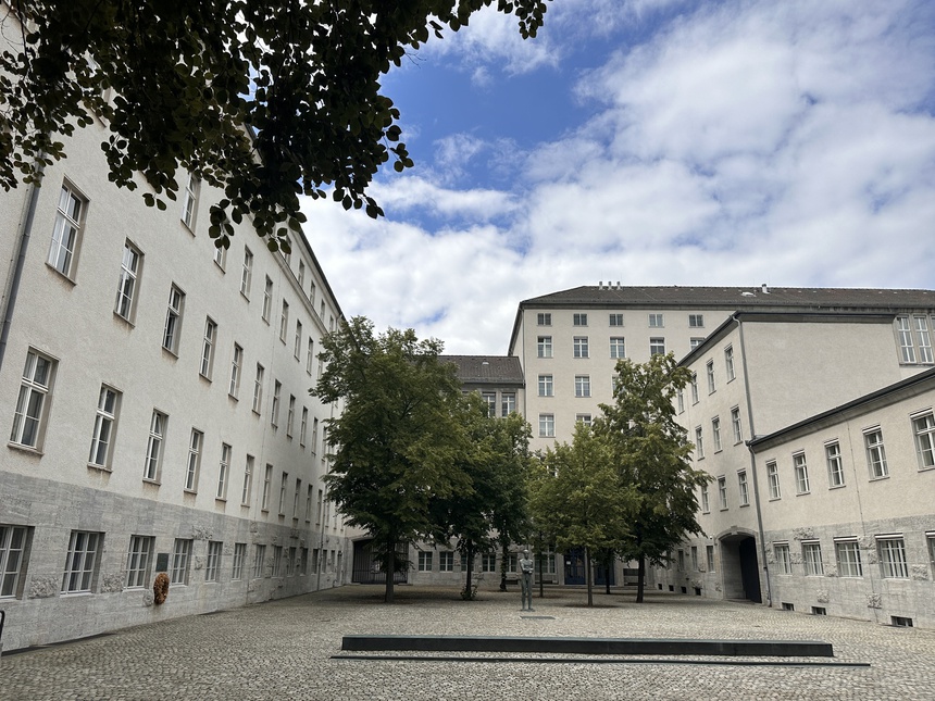 EURO trên từng cây số: Chiều tháng Bảy buồn ở Bendlerblock - Ảnh 1. EURO trên từng cây số: Chiều tháng Bảy buồn ở Bendlerblock - Ảnh 1.