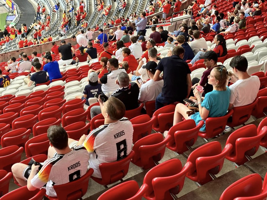 Biến tấu cùng EURO: Người ơi, chốn hẹn… bơ vơ quá - Ảnh 1. Biến tấu cùng EURO: Người ơi, chốn hẹn… bơ vơ quá - Ảnh 1.