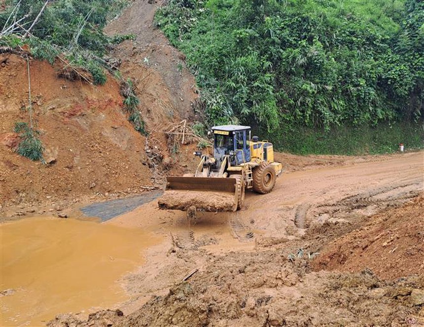 Vụ sạt lở đất nghiêm trọng tại Hà Giang: Dừng tìm kiếm nạn nhân, tập trung thông đường - Ảnh 1.