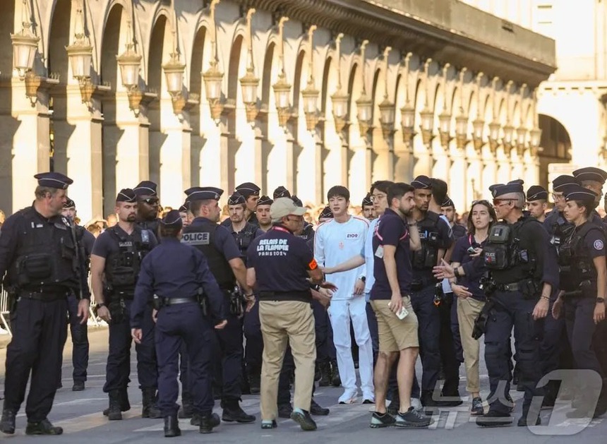 Jin BTS được 30 cảnh sát quốc gia Pháp hộ tống khi rước đuốc cho "Olympics Paris 2024" - Ảnh 6.