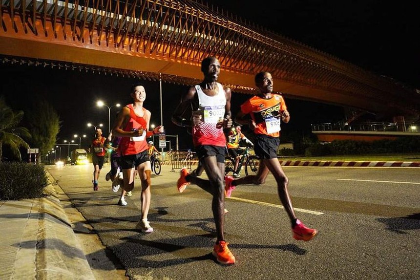 Các chân chạy Châu Phi thống trị giải marathon đêm tại Đà Nẵng