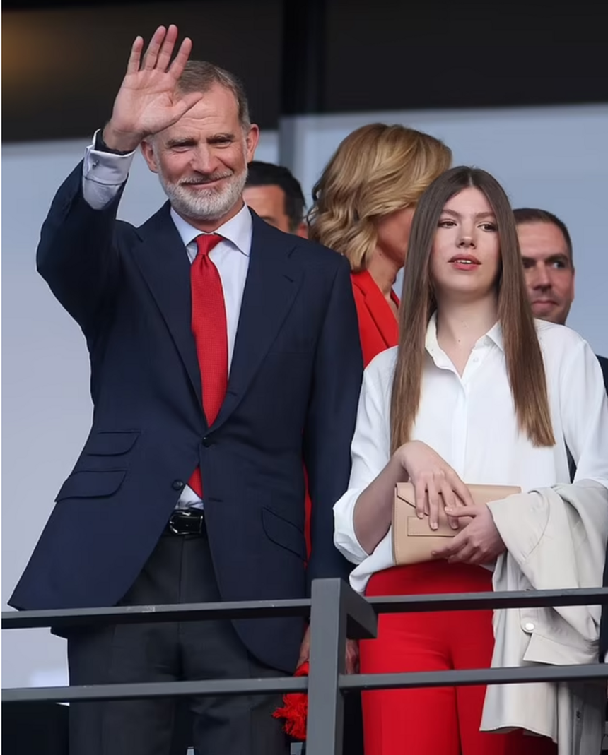 Công chúa Tây Ban Nha gây sốt khi xuất hiện ở chung kết EURO, xuống sân cùng cầu thủ ăn mừng danh hiệu - Ảnh 2.