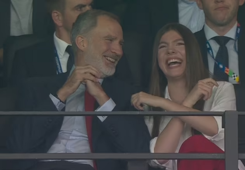 Công chúa Tây Ban Nha gây sốt khi xuất hiện ở chung kết EURO, xuống sân cùng cầu thủ ăn mừng danh hiệu - Ảnh 3.