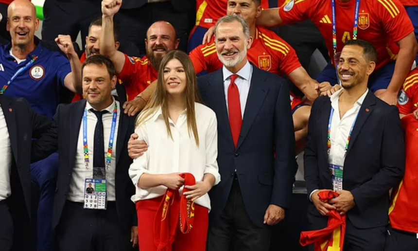 Công chúa Tây Ban Nha gây sốt khi xuất hiện ở chung kết EURO, xuống sân cùng cầu thủ ăn mừng danh hiệu - Ảnh 5.