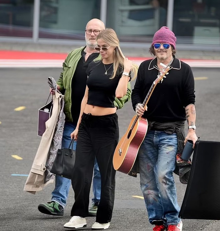 Johnny Depp đang hạnh phúc bên người mẫu Nga Yulia Vlasova kém 33 tuổi - Ảnh 2.