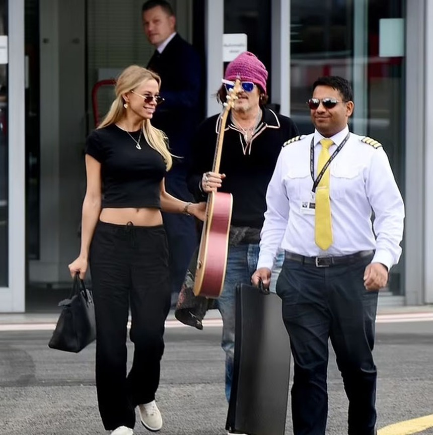 Johnny Depp đang hạnh phúc bên người mẫu Nga Yulia Vlasova kém 33 tuổi - Ảnh 3.