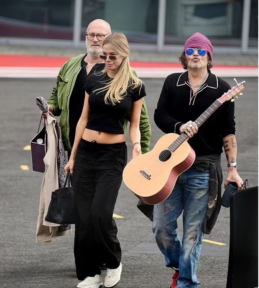 Johnny Depp đang hạnh phúc bên người mẫu Nga Yulia Vlasova kém 33 tuổi - Ảnh 4.