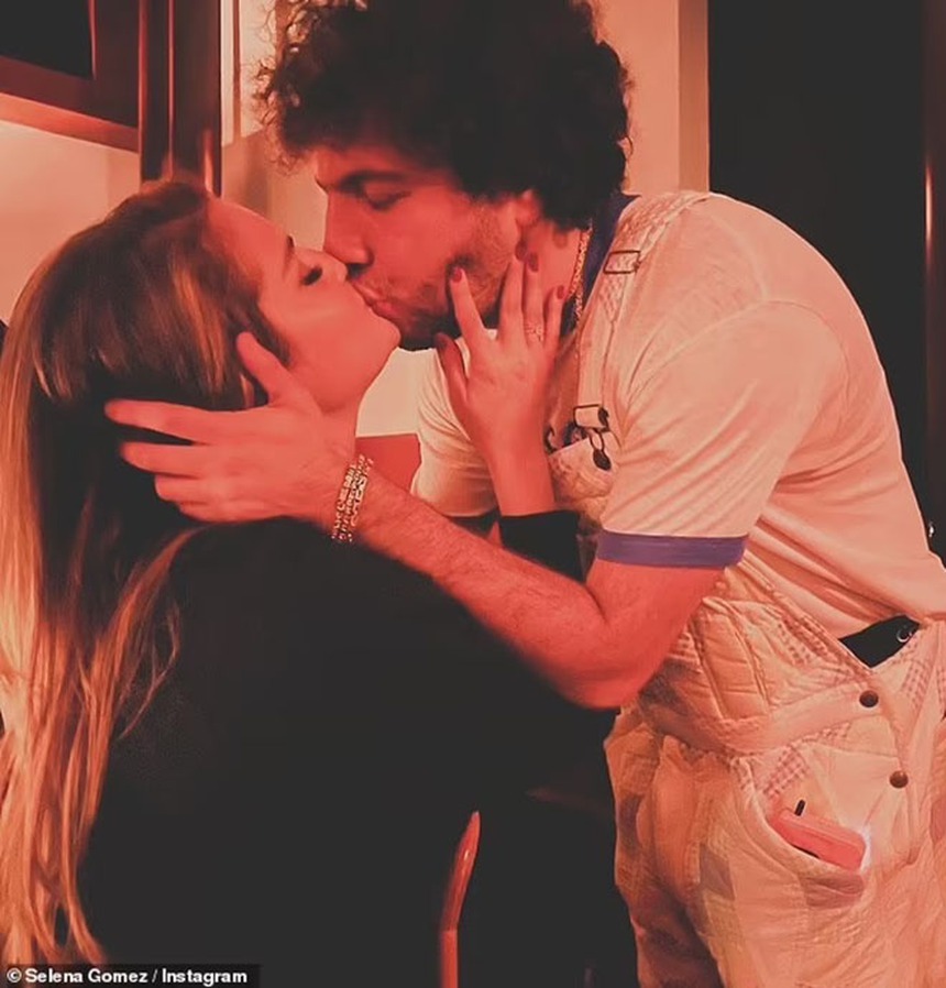 Selena Gomez và Benny Blanco tiết lộ ai nói "yêu" trước - Ảnh 1.