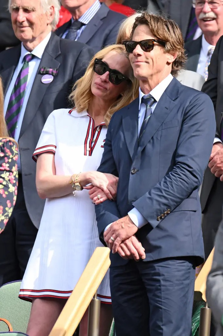 Julia Roberts và chồng có buổi hẹn hò đáng kinh ngạc tại Wimbledon sau kỷ niệm 22 năm ngày cưới - Ảnh 1. Julia Roberts và chồng có buổi hẹn hò đáng kinh ngạc tại Wimbledon sau kỷ niệm 22 năm ngày cưới - Ảnh 1.