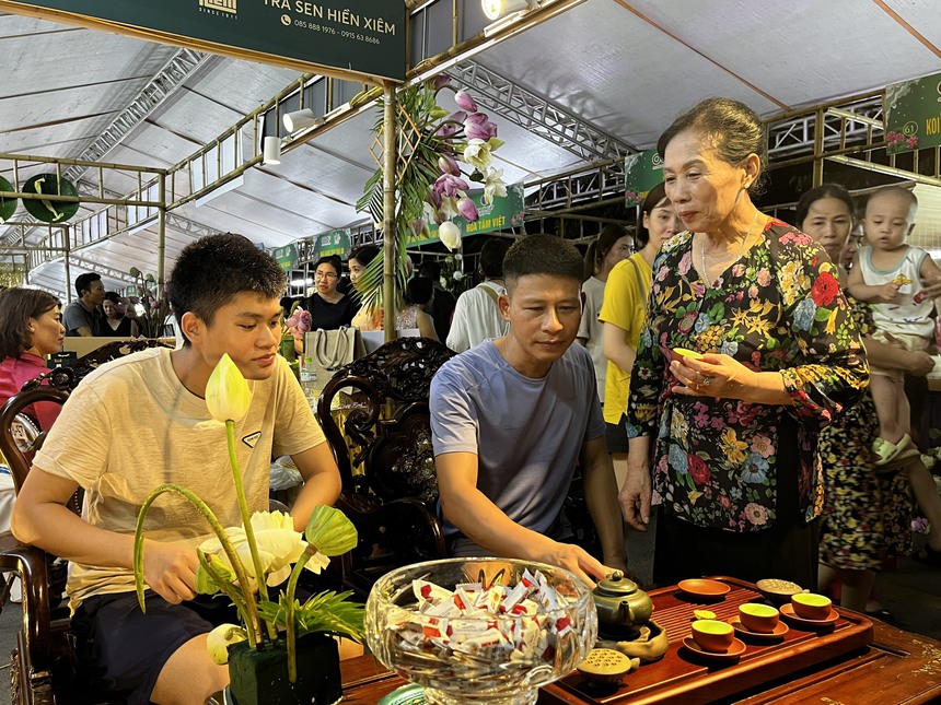 Nâng tầm giá trị sen Hà Nội (kỳ 2): Tinh tế và mong manh như trà sen Tây Hồ - Ảnh 3.