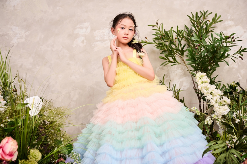 Mẫu nhí Linh Nhi tự tin so kè thần thái bên Hoa hậu Xuân Hạnh - Ảnh 1. Mẫu nhí Linh Nhi tự tin so kè thần thái bên Hoa hậu Xuân Hạnh - Ảnh 1.