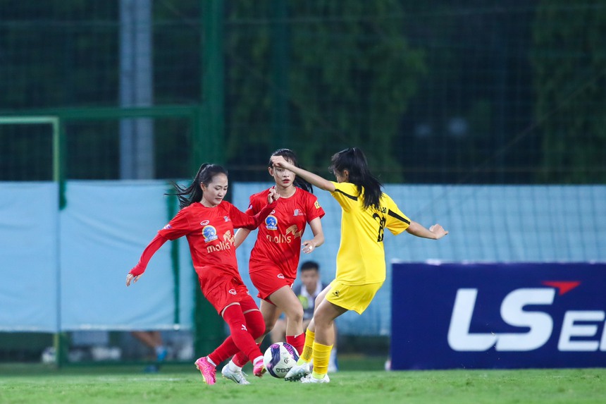 "Hot girl" bóng đá nữ ăn mừng chiến thắng với đội nhà - Ảnh 2.