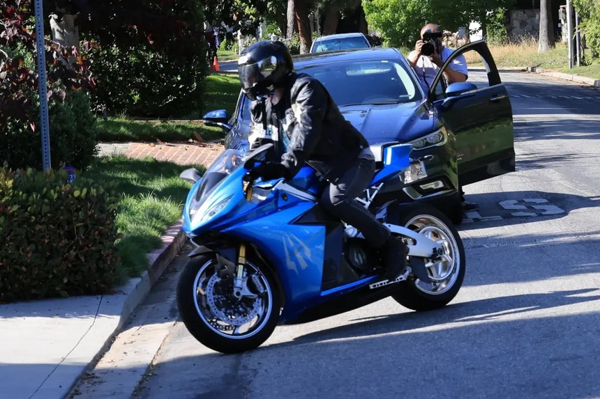 Jennifer Lopez & con gái riêng Ben Affleck thân thiết đi chơi trong khi nam diễn viên vẫn một mình ở LA - Ảnh 6.