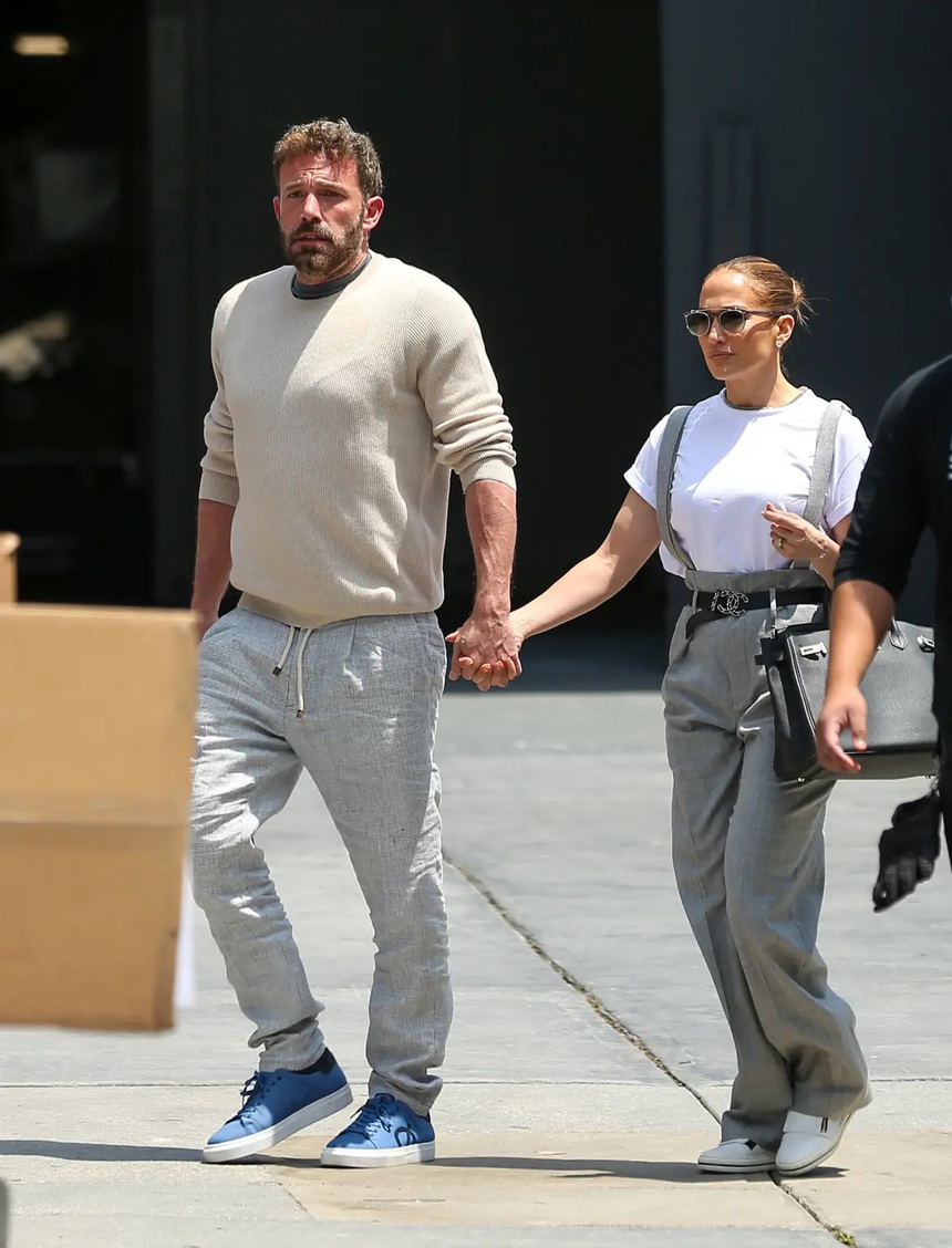 Jennifer Lopez & con gái riêng Ben Affleck thân thiết đi chơi trong khi nam diễn viên vẫn một mình ở LA - Ảnh 8.