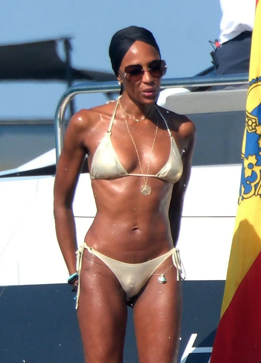 Naomi Campbell khoe vóc dáng như tượng tạc ở tuổi 54 - Ảnh 1. Naomi Campbell khoe vóc dáng như tượng tạc ở tuổi 54 - Ảnh 1.