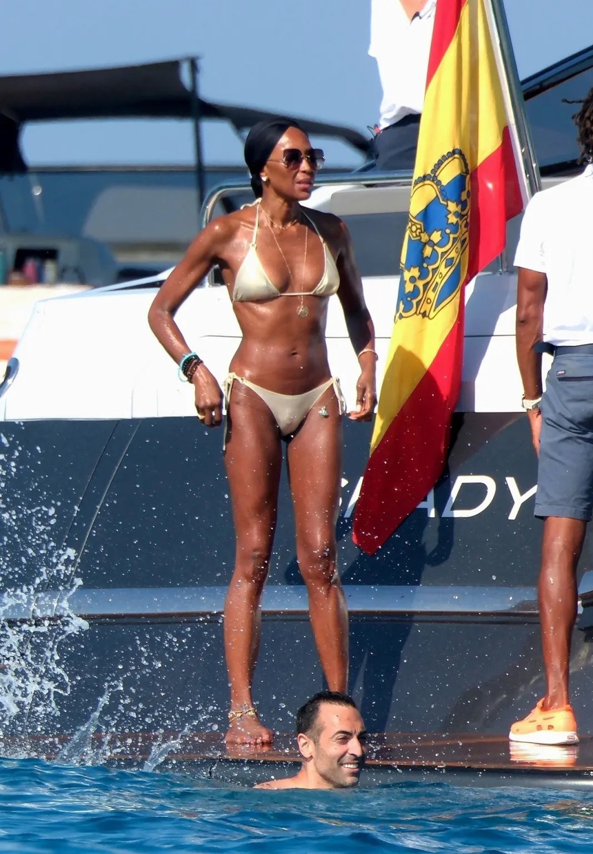 Naomi Campbell khoe vóc dáng như tượng tạc ở tuổi 54 - Ảnh 3. Naomi Campbell khoe vóc dáng như tượng tạc ở tuổi 54 - Ảnh 3.