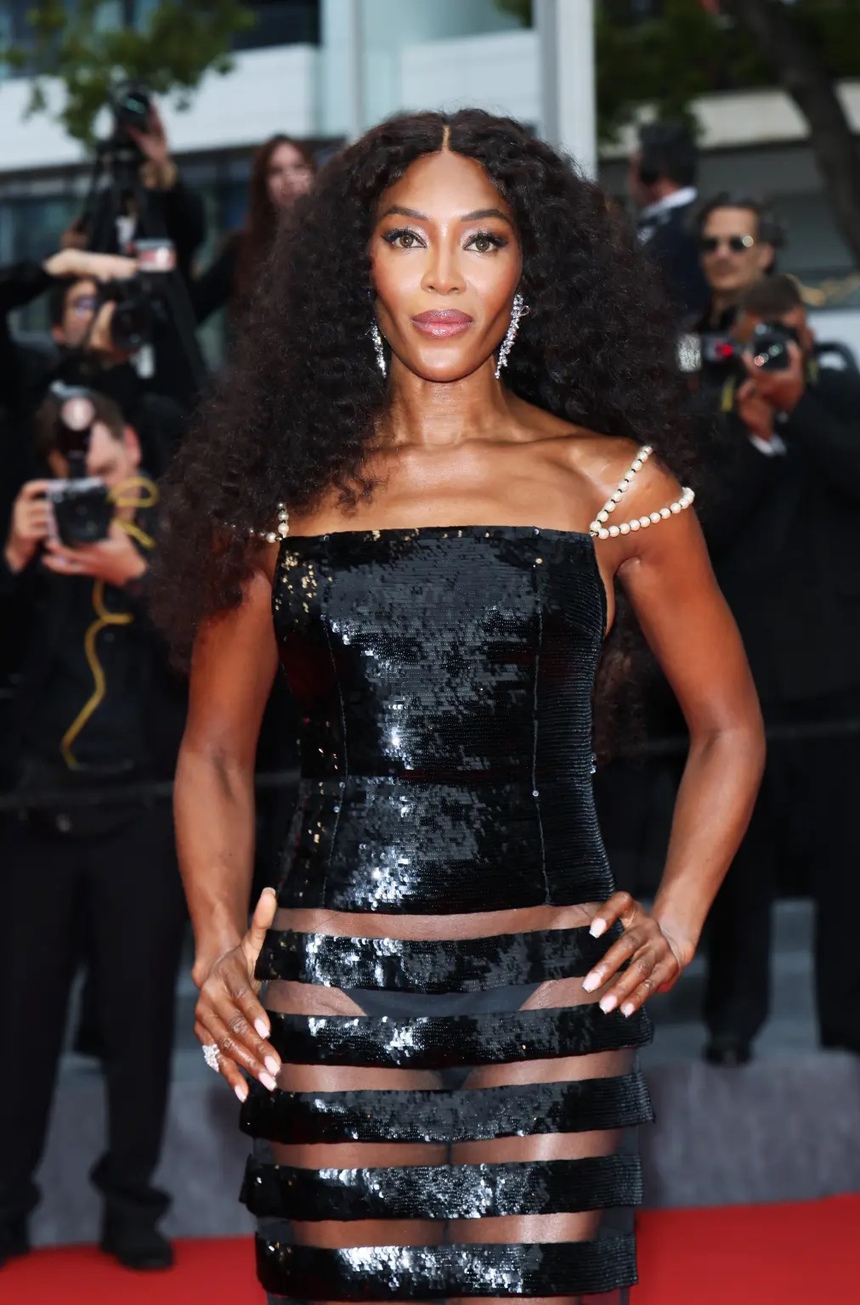 Naomi Campbell khoe vóc dáng như tượng tạc ở tuổi 54 - Ảnh 6. Naomi Campbell khoe vóc dáng như tượng tạc ở tuổi 54 - Ảnh 6.
