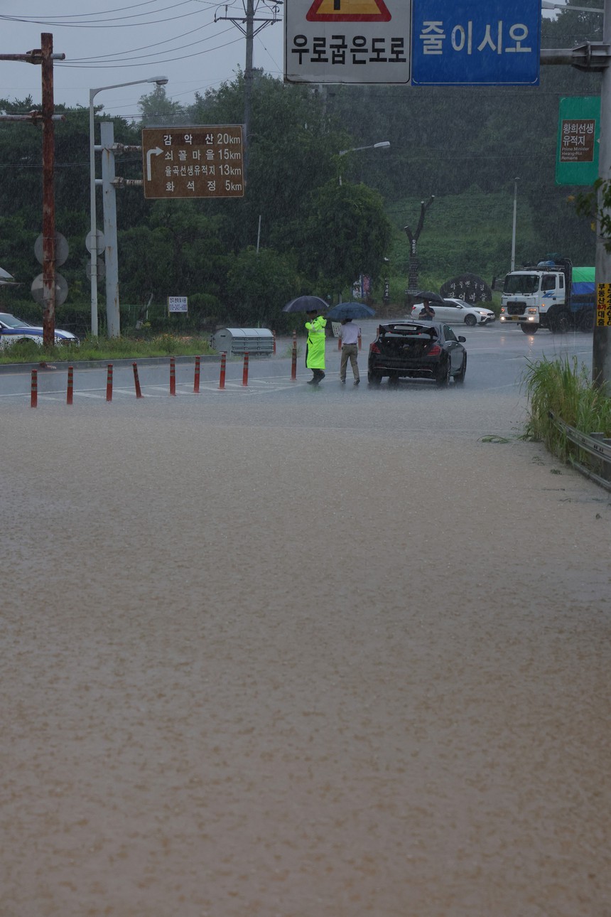 Hàn Quốc tiếp tục hứng chịu mưa lớn nhiều ngày - Ảnh 2.