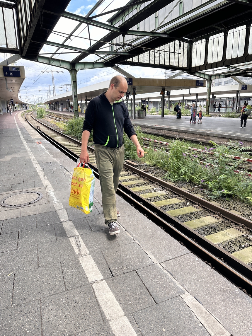 EURO Trên từng cây số: Những cuộc đời trong vỏ chai - Ảnh 2.