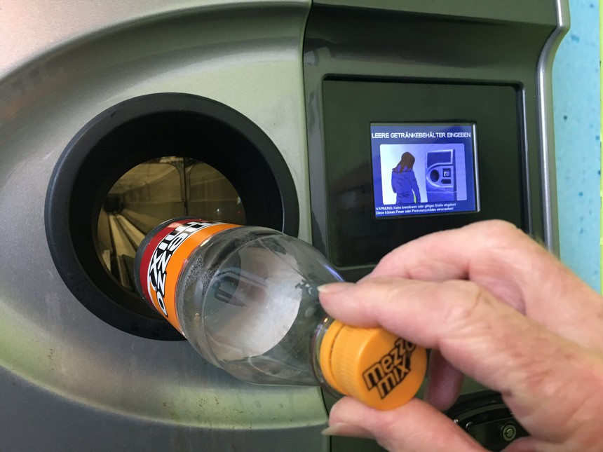 EURO Trên từng cây số: Những cuộc đời trong vỏ chai - Ảnh 3.