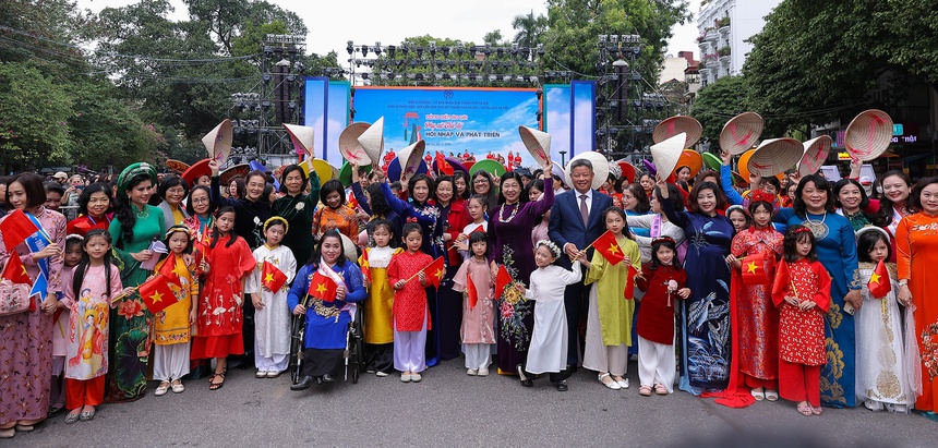 Để người Hà Nội thanh lịch, văn minh (kỳ 2): “Điểm son” từ những người phụ nữ của Thủ đô - Ảnh 4.