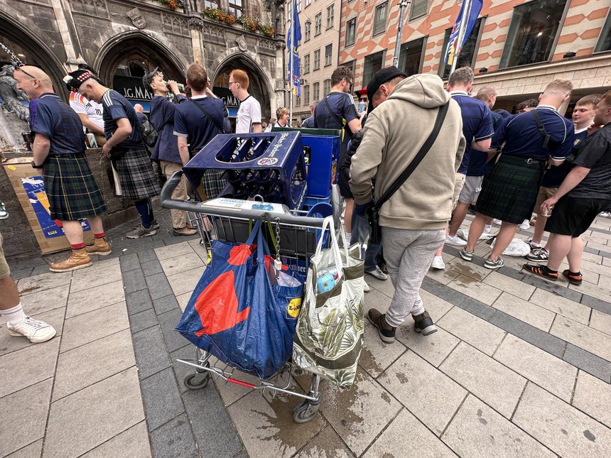 EURO Trên từng cây số: Những cuộc đời trong vỏ chai - Ảnh 1.