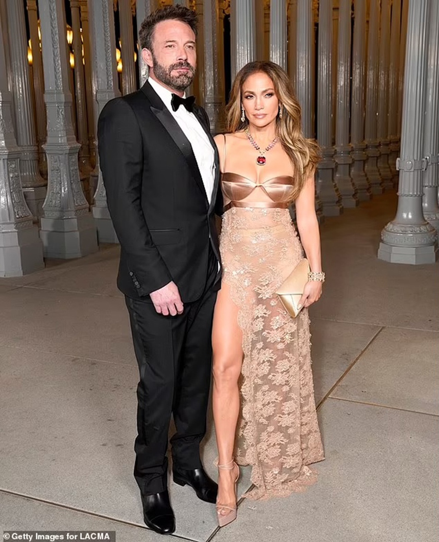 Ben Affleck đến nhà vợ cũ sau khi chuyển đồ khỏi biệt thự mà anh chia sẻ với Jennifer Lopez - Ảnh 4.