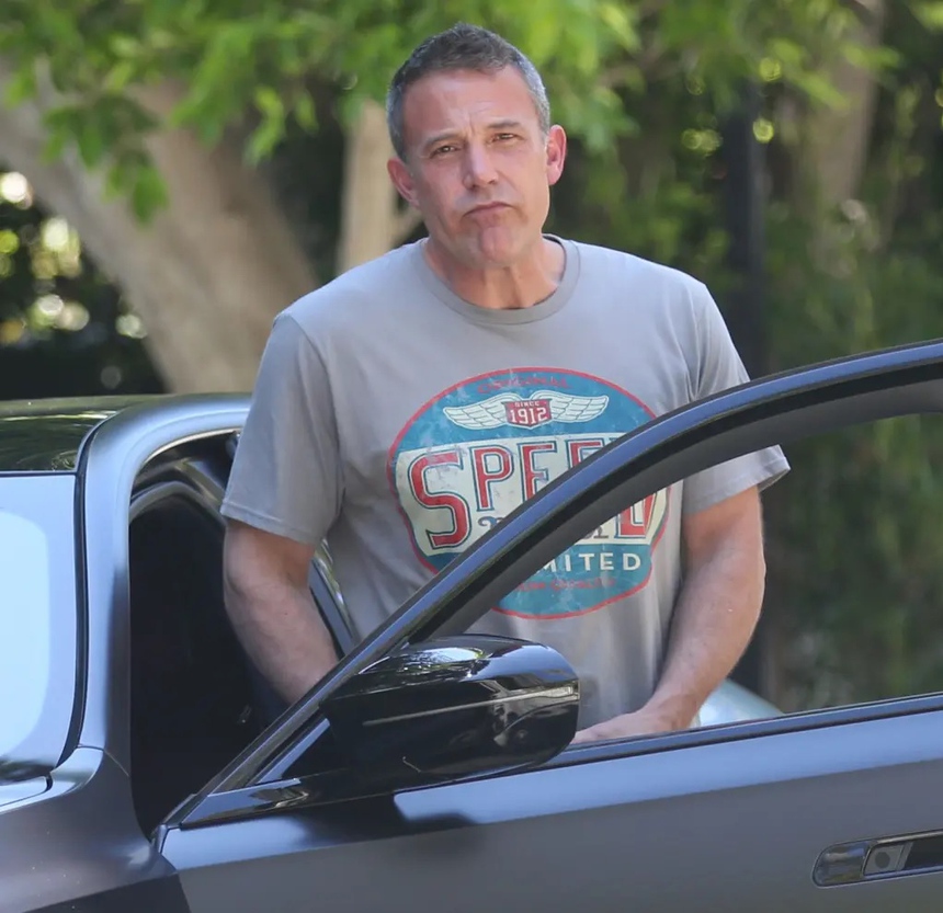 Ben Affleck đến nhà vợ cũ sau khi chuyển đồ khỏi biệt thự mà anh chia sẻ với Jennifer Lopez - Ảnh 2.