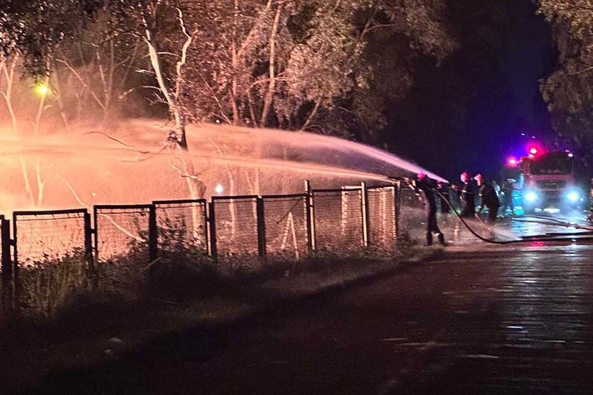 Dập tắt đám cháy trên cao tốc Hà Nội - Hải Phòng trong đêm - Ảnh 1.