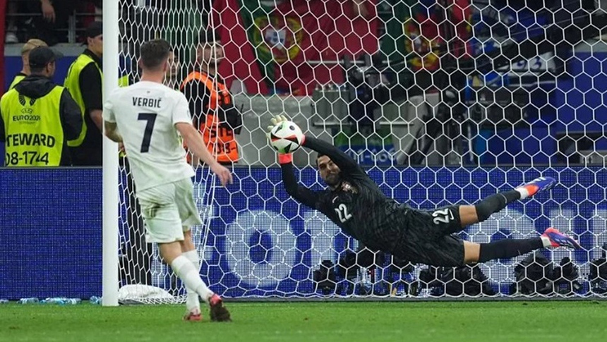 Diogo Costa cản phá 3 quả 11m liên tiếp của Slovenia trong loạt sút luân lưu, đưa Bồ Đào Nha vào tứ kết EURO 2024
