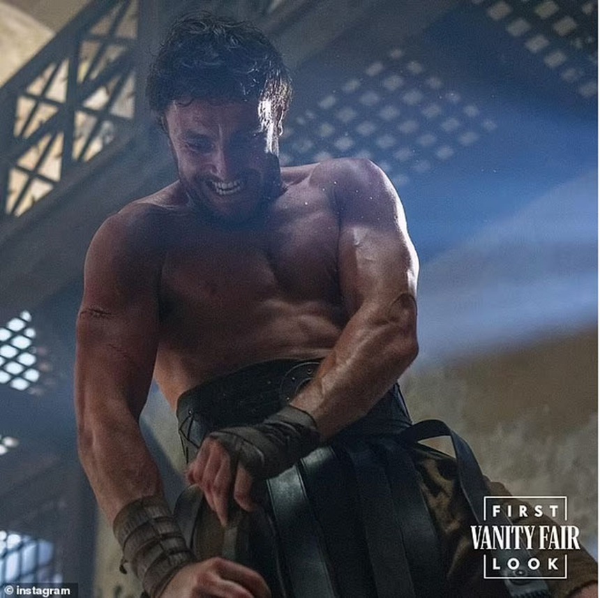 Những hình ảnh đầu tiên của "Võ sĩ giác đấu 2", nhân vật chính cởi trần khoe cơ bắp cuồn cuộn - Ảnh 1.