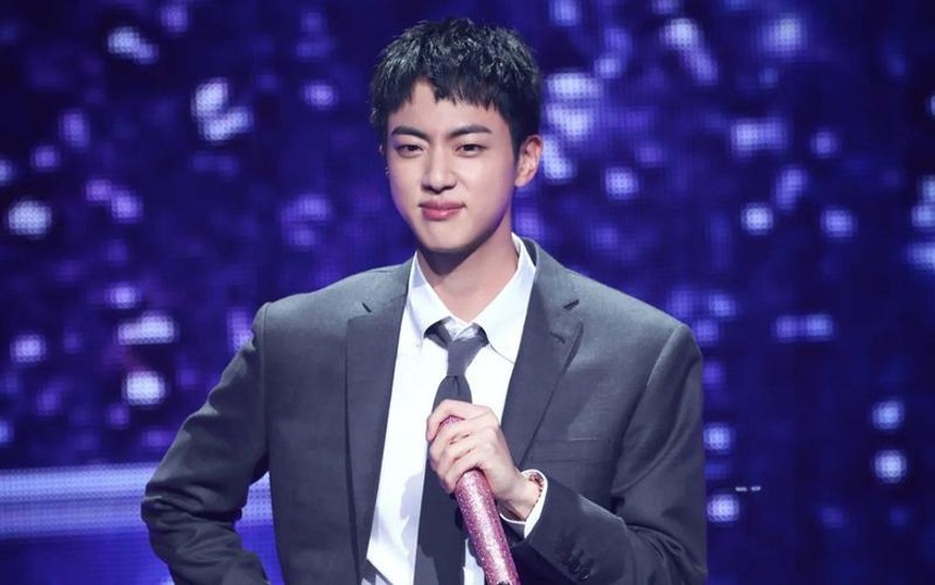 Jin BTS "hot" trở lại sau khi xuất ngũ, chuẩn bị rước đuốc cho Thế vận hội Mùa hè Paris 2024 - Ảnh 1.