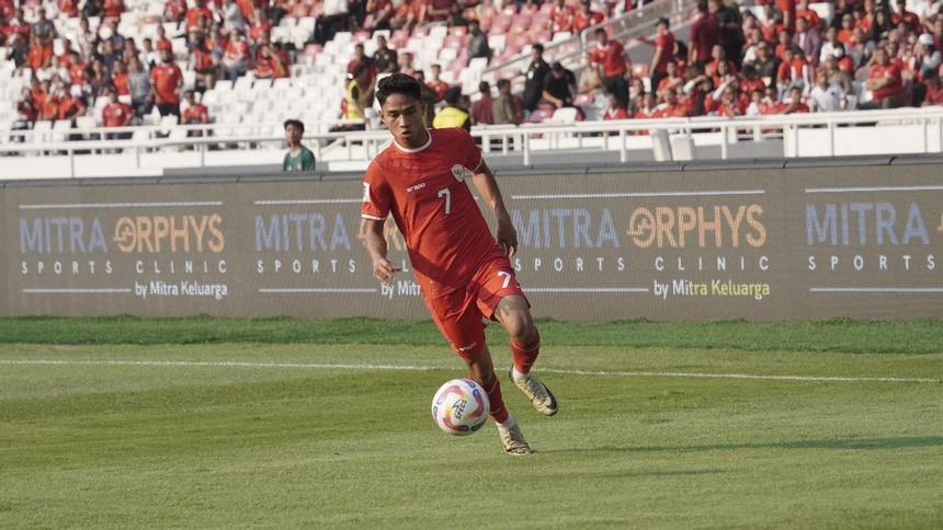 Thần đồng bóng đá Indonesia chính thức bị CLB châu Âu thanh lý hợp đồng sau khi mòn đũng quần dự bị - Ảnh 1.
