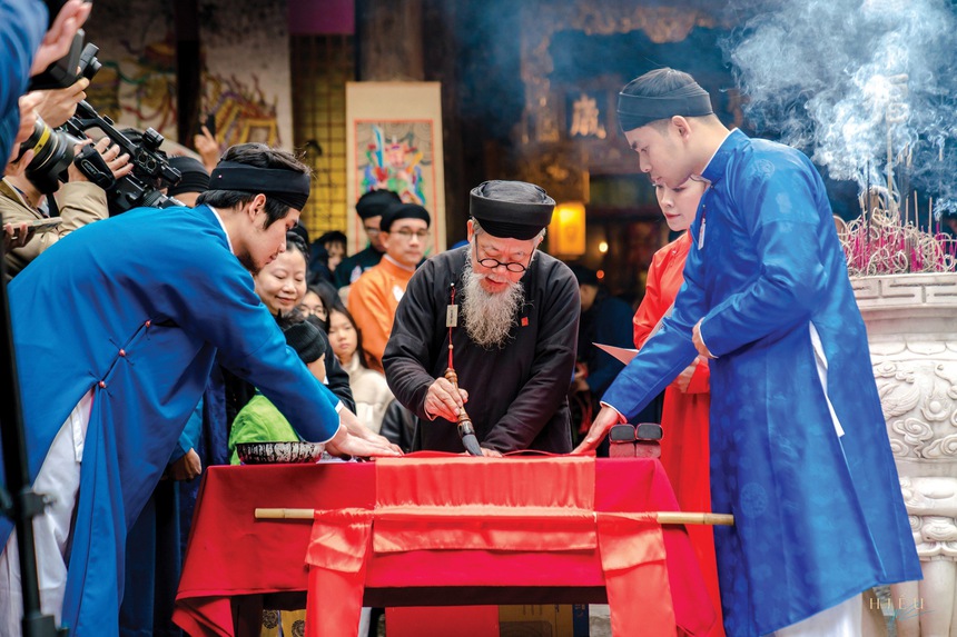 "Hành trình trở lại" của áo ngũ thân - Ảnh 2.