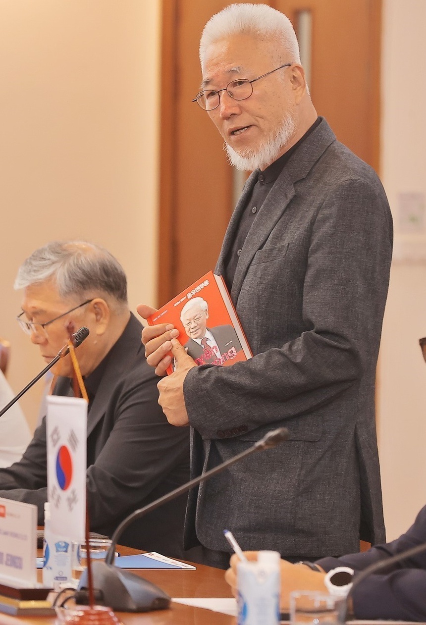 Nhà văn Cho Chul Hyeon, tác giả cuốn sách về Tổng Bí thư Nguyễn Phú Trọng: "Trái tim tôi thắt lại khi nghe tin dữ" - Ảnh 3. Nhà văn Cho Chul Hyeon, tác giả cuốn sách về Tổng Bí thư Nguyễn Phú Trọng: "Trái tim tôi thắt lại khi nghe tin dữ" - Ảnh 3.