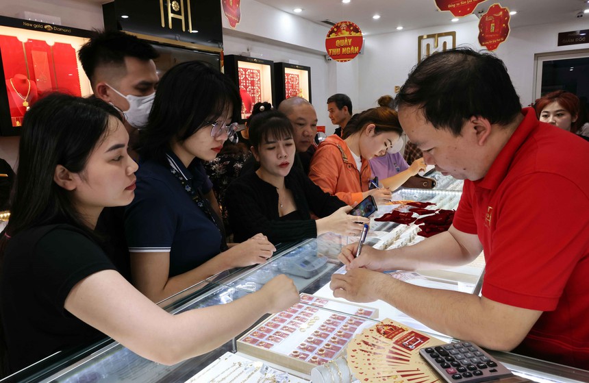 Giá vàng nhẫn giảm nhẹ hơn giá vàng miếng - Ảnh 1. Giá vàng nhẫn giảm nhẹ hơn giá vàng miếng - Ảnh 1.