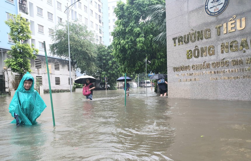 Hà Nội: Ngập úng tại nhiều tuyến đường, khu đô thị - Ảnh 2.