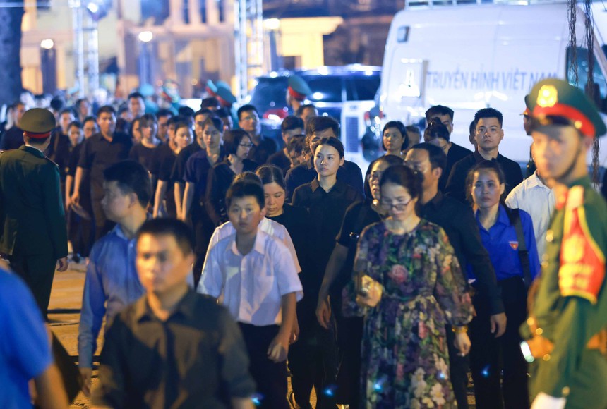 Hàng vạn người dân xếp hàng trong đêm vào viếng Tổng Bí thư Nguyễn Phú Trọng - Ảnh 5.