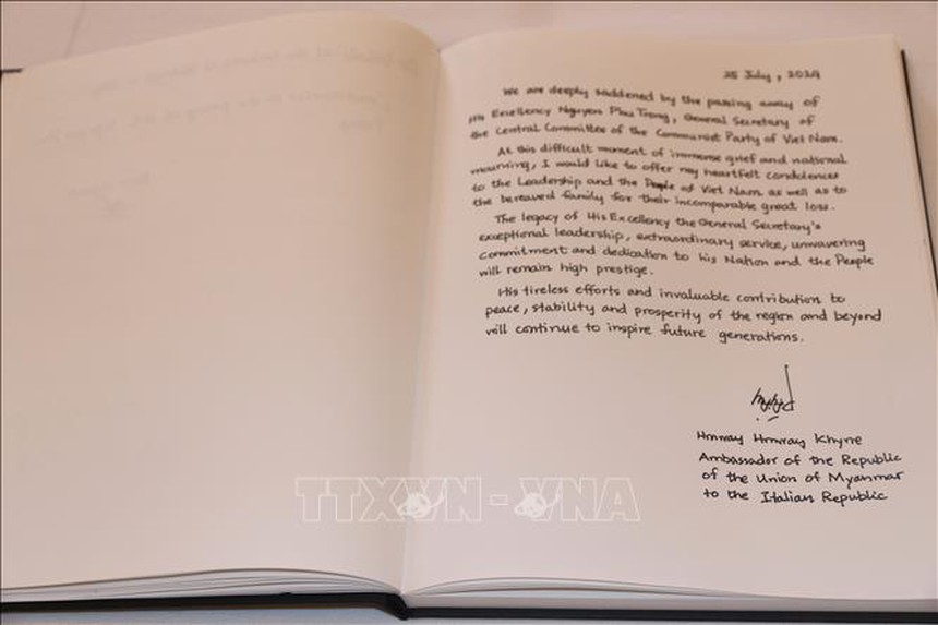 Xúc động Lễ viếng và mở sổ tang tưởng niệm Tổng Bí thư Nguyễn Phú Trọng tại Italy - Ảnh 3.